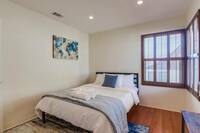 Queen-sized guest bed.
| Casa Bahía by Boutiq Luxury Vacation Rentals | San Diego, California”