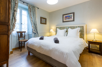 The queen bedroom downstairs at the cottage